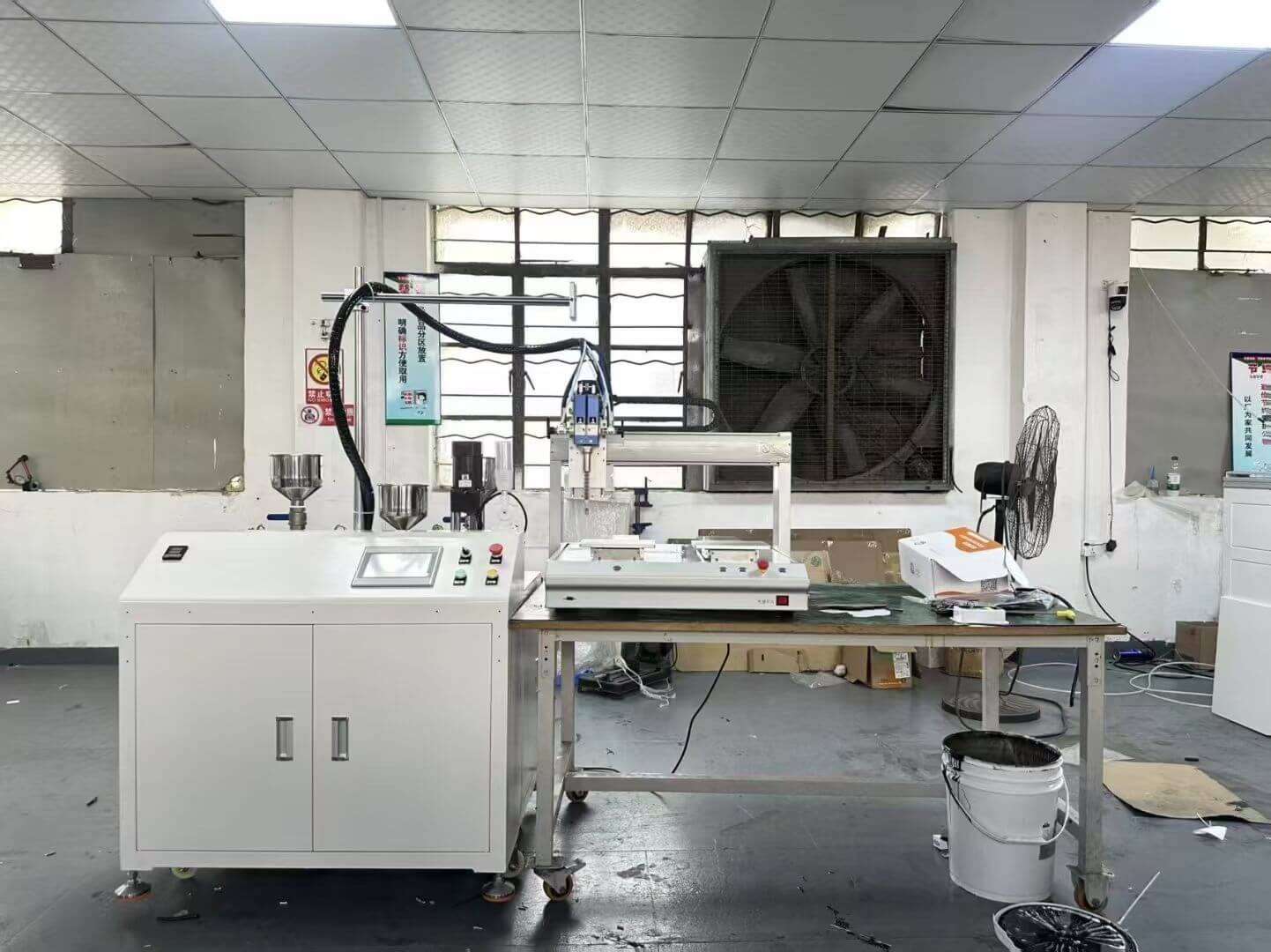 Unidade de doming de resina semiautomática PJ180 conectada a uma plataforma compacta de 3 eixos