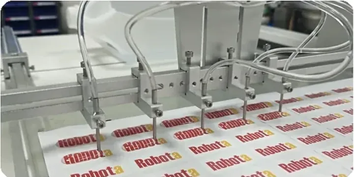 3D滴胶贴纸制作方法 多个点胶喷嘴正在向重复贴纸整版涂布树脂