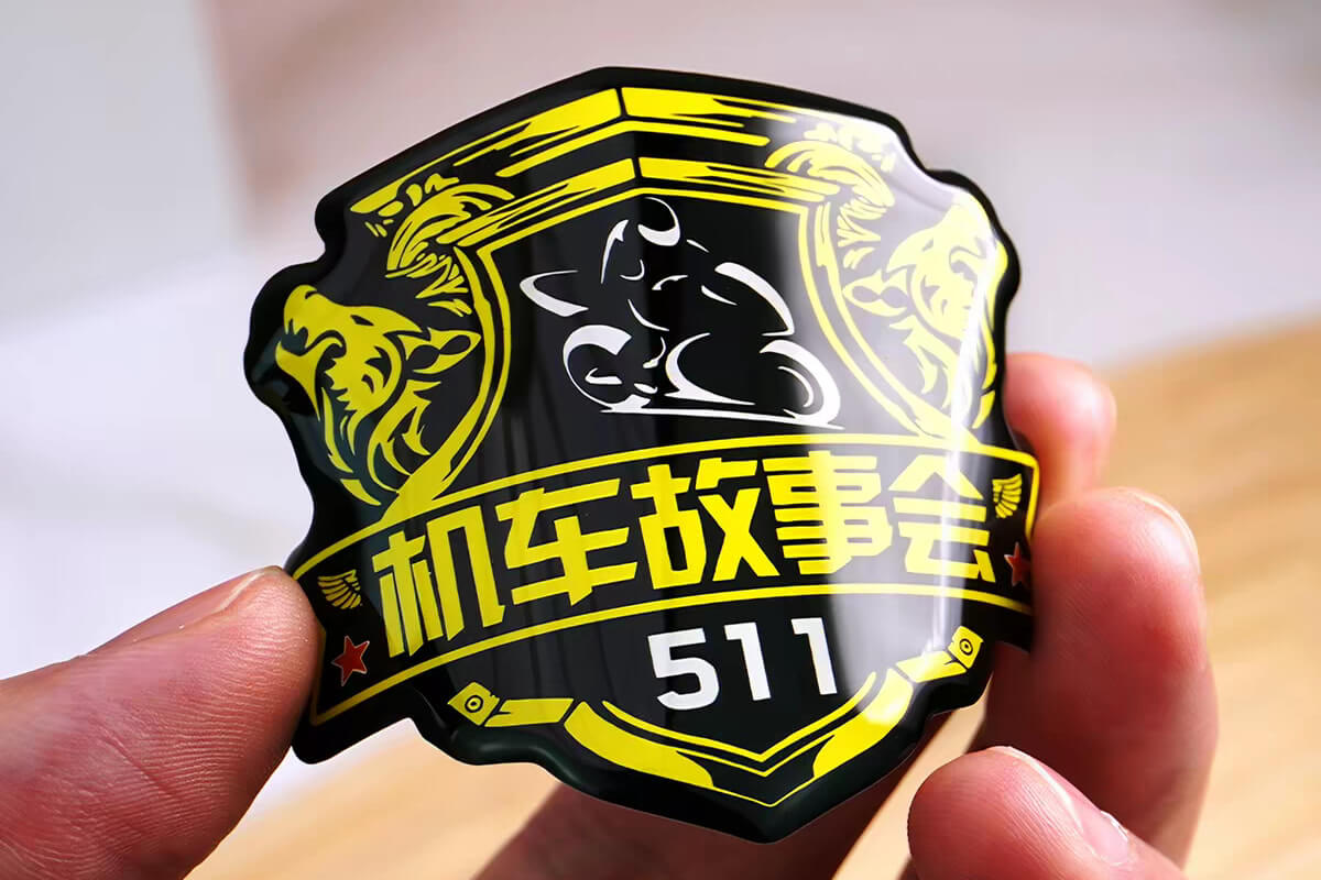 带凸起树脂胶层的汽车饰件标牌样品