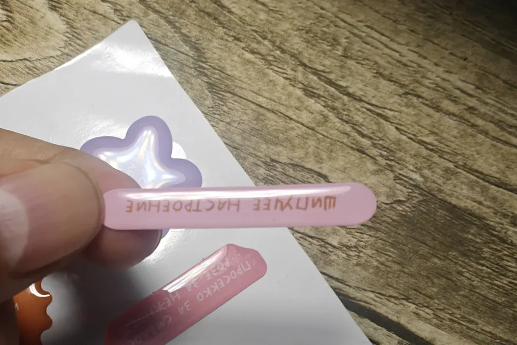 环氧树脂与聚氨酯滴胶树脂对比 用手弯曲已固化滴胶标签以评估柔韧性